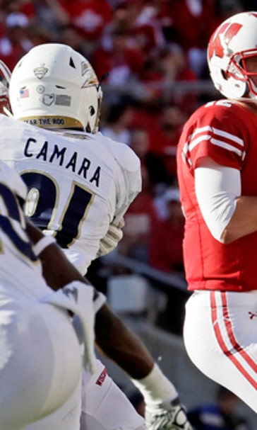 QB Hornibrook cool under 3rd-down pressure for No. 8 Badgers